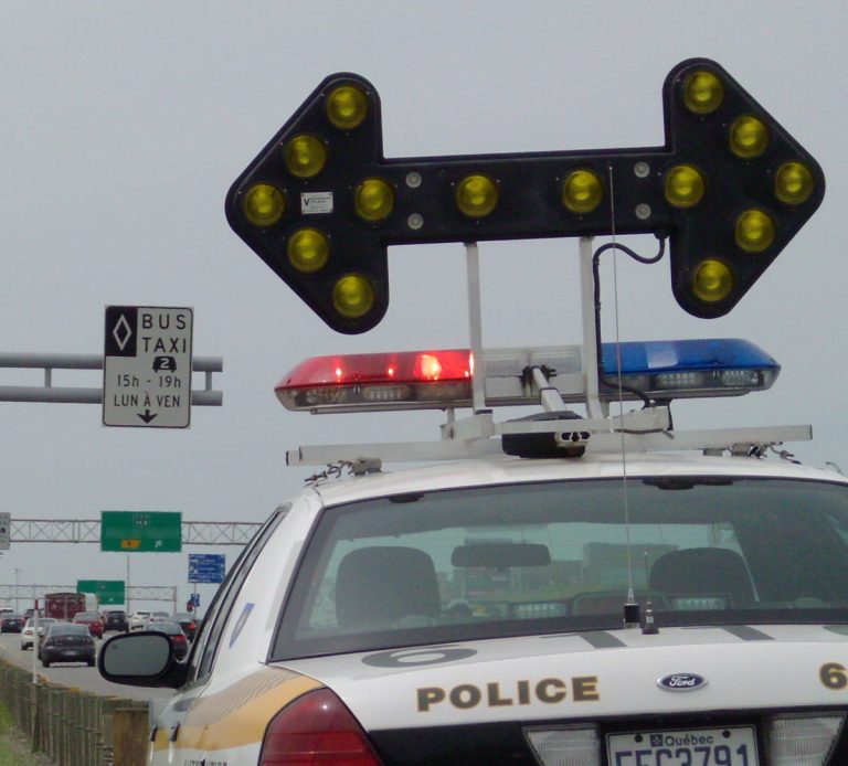 Accident entre plusieurs véhicules et un poids lourd Heureusement, cet accident à plusieurs véhicules n'a pas entraîné de blessures graves chez les usagers de l'A-13.