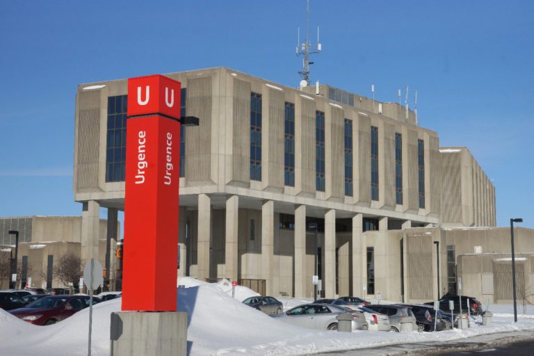 Des infirmières défient la Loi sur les services essentiels Le manque de personnel à l'urgence de l'Hôpital de la Cité-de-la-Santé inquiète grandement le Syndicat des infirmières, inhalothérapeutes et infirmières auxiliaires de Laval.