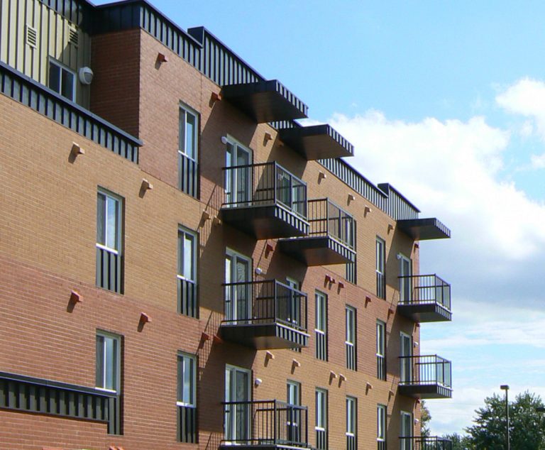 Aide de 4,4 M$ pour le logement social À lui seul, le secteur des Immeubles Val-Martin touche 3,6 M$ de l'enveloppe de 4,4 M$ versée pour le développement de logements sociaux.