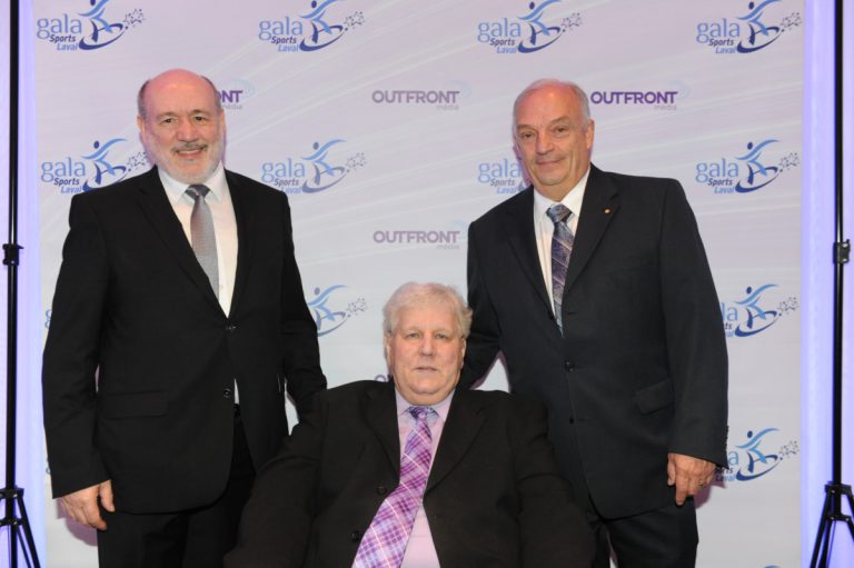 Deux nouveaux membres au Temple de la renommée Jean-Paul Girard (élu en 2016) pose en compagnie des deux nouveaux membres Denis Baillairgé et Pierre Marchand.