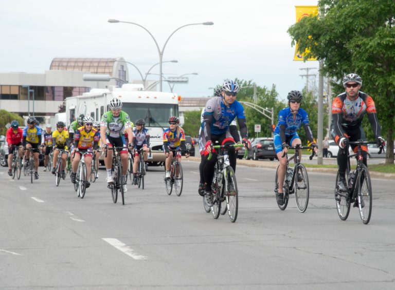Partis pour plus de 1000 kilomètres Le Tour cycliste des policiers de Laval implique un convoi formé d'un motorisé, un camion cube et d'un véhicule utilitaire qui parcourra plus de 80 municipalités.