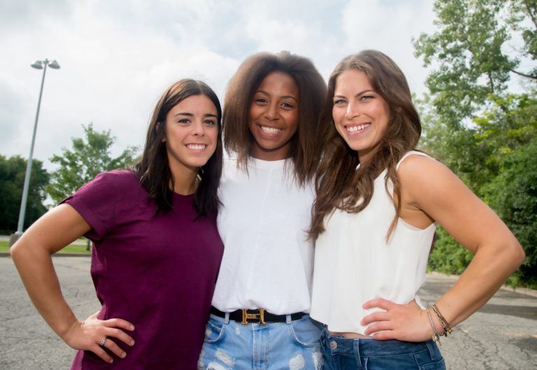Meaghan, Jennifer et Roseline posent en face de l'emplacement du futur Complexe aquatique.