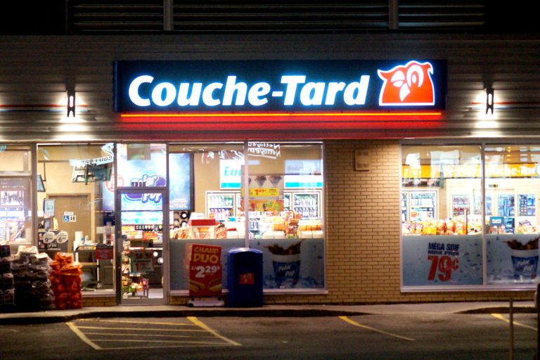 Couche-Tard consolide sa présence en Louisiane Couche-Tard achète 53 magasins d'accommodation en Louisiane.