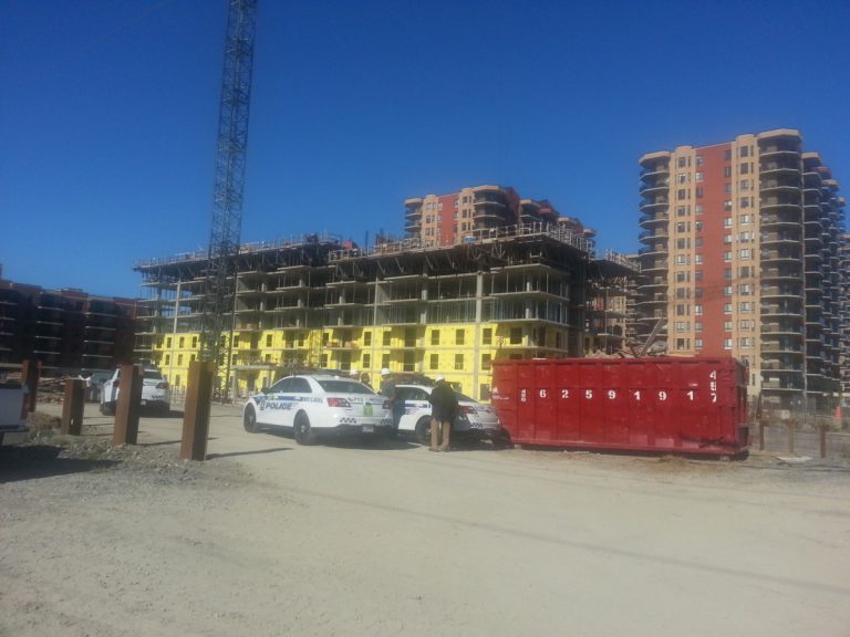 Travailleur gravement blessé sur un chantier Accident de travail grave boulevard de Chenonceau, dans le quadrilatère délimité par les boulevards Chomedey, Daniel-Johnson et Le Carrefour.