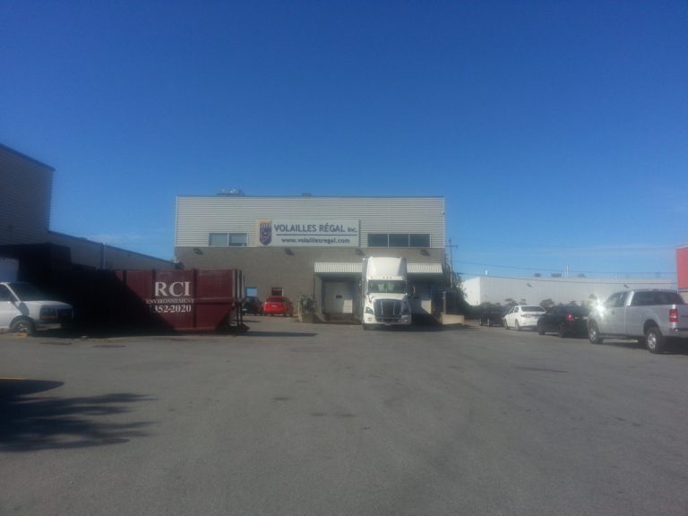 Travailleurs illégaux arrêtés dans une compagnie de volaille L'enquête visait les locaux d'une entreprise lavalloise et une agence montréalaise de placement.