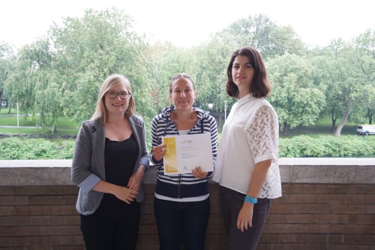 Montmorency certifié niveau Excellence Cégep Vert De gauche à droite, on aperçoit Catherine Gauthier, directrice générale ENvironnement JEUnesse, Myriam Broué, conseillère à la vie étudiante, responsable du dossier environnement au Collège Montmorency et Raphaëlle Devatine, chargée de projet aux certifications chez ENvironnement JEUnesse.