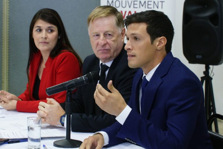 Équipe Marc Demers dévoile ses premiers engagements Marc Demers était accompagné par les conseillers municipaux, Sandra Desmeules et Stéphane Boyer