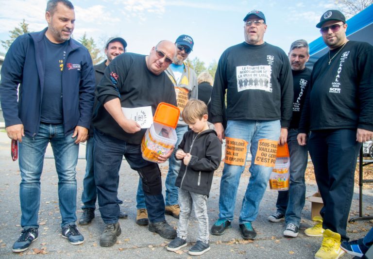 Des membres du Syndicat des cols bleus de la Ville de Laval ont passé la journée du 28 octobre à l'entrée principale du Centre de la nature pour y rencontrer les citoyens.