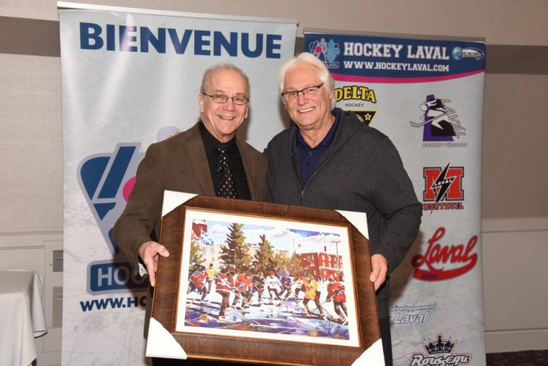 Serge Roy élu au Temple de la renommée de Hockey Laval Michel Demers remet un cadeau à Serge Roy, le 52e membre du Temple de la renommée de Hockey Laval.