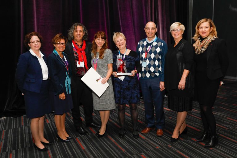 Un projet de méditation en psychiatrie primé Dans l'ordre habituel, on retrouve Carole Mercier, secrétaire générale de l’OIIQ, Sylvie Dubois, Direction nationale des soins infirmiers et autres professionnels au ministère de la Santé et des Services sociaux et professeure associée à la Faculté des sciences infirmières de l’Université de Montréal, Étienne Paradis-Gagné, conseiller clinique en soins infirmiers, Samsith So, infirmier, Paul Pelletier, éducateur spécialisé, Louise Villeneuve, vice-présidente de l'Ordre régional des infirmières et infirmiers de Montréal/Laval, Lucie Tremblay, présidente de l'OIIQ, et Sylvie Coulombe, Directrice, Développement des affaires, Programmes financiers et groupes d'affinités de la Banque Nationale.