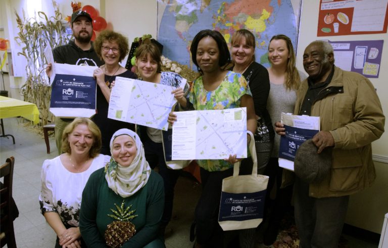 Deux projets en alimentation voient le jour à Pont-Viau Cent cartes des ressources en alimentation à Pont-Viau ont été distribuées lors du lancement, le 24 novembre. Sur la photo, on reconnaît Françoise Legaré Pelletier (3e à gauche), coordonnatrice de la RUI de Pont-Viau.