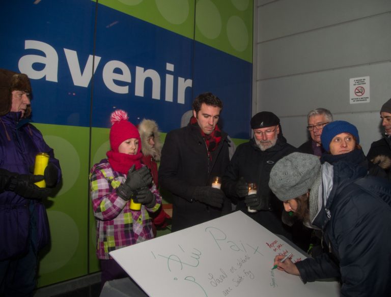 Les participants à la vigile lavalloise ont écrit des messages de paix, d'amour et d'espoir sur un grand carton blanc.