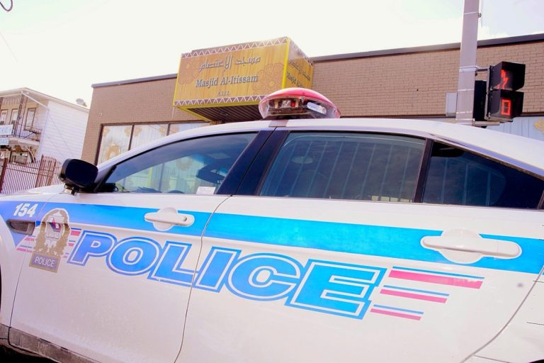 La communauté musulmane de Laval sous le choc La Police de Laval assure une surveillance à la mosquée Masjid Al-Itissam.