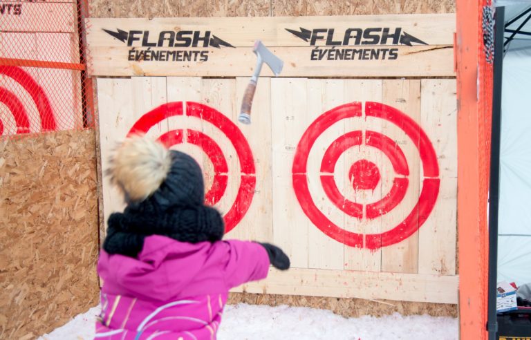 Fréquentation augmentée à Laval en blanc Nouvelle activité offerte à Laval en blanc, le lancer de la hache a attiré une foule de curieux jeunes et moins jeunes.