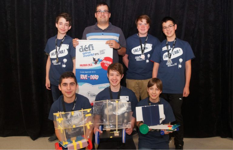 Les trois équipes qui représentaient l'école secondaire L'Odyssée-des-jeunes ont remporté l'or, l'argent et le bronze lors de la finale régionale 1er cycle du Défi génie inventif ÉTS de la Rive-Nord. Les six médaillés apparaissent en présence de l'enseignant Christian Thériault.