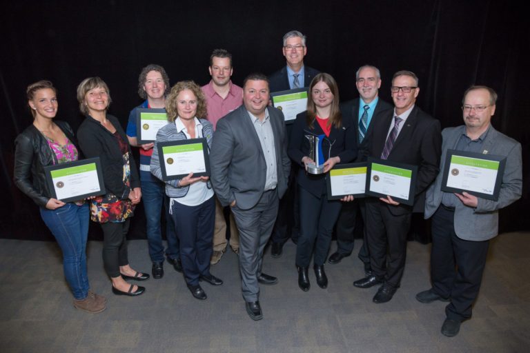 Trois entreprises d’ici honorées par RECYC-QUÉBEC Quinze industries, commerces et institutions des régions de Laval, Lanaudière et des Laurentides ont été honorées pour leur engagement exemplaire à réduire leur impact environnemental et leur sens de la responsabilité sociale.