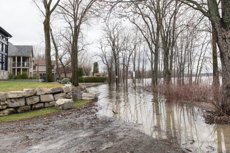 La rivière des Mille Îles est sortie de son lit dans l'ouest de l'île, notamment sur la 2e Avenue à Fabreville.