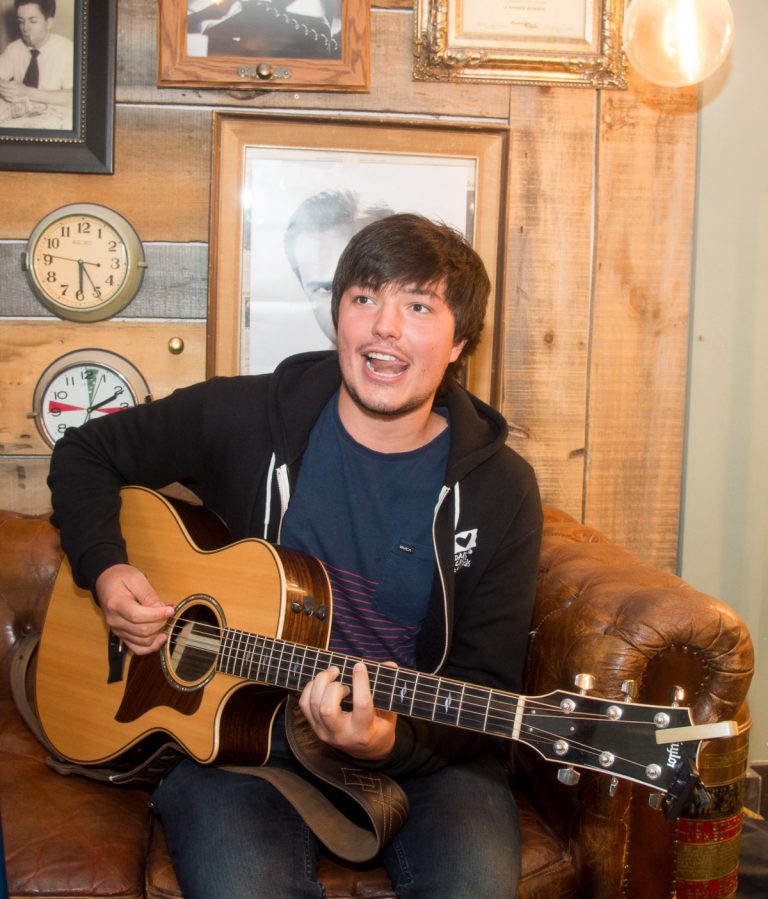 Plus de 30 artistes en 4 jours pour Diapason Invité au dévoilement de la programmation au salon de coiffure Les Barbares, boulevard Curé-Labelle, le 29 mai, Émile Bilodeau montera sur la Scène Découverte, le vendredi 7 juillet.