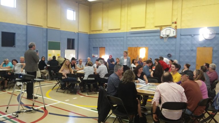 Le terrain de soccer ne ferait pas l’unanimité Une soixantaine de personnes ont assisté à la consultation publique sur l'avenir du futur parc Cousteau.