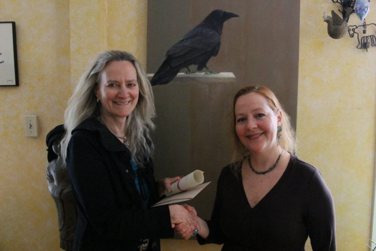 MATISIWIN: la traversée bouleversante de notre histoire honteuse Nancy R. Lange reçoit son prix des mains de Claire, Varin, présidente de la Fondation lavalloise des lettres.