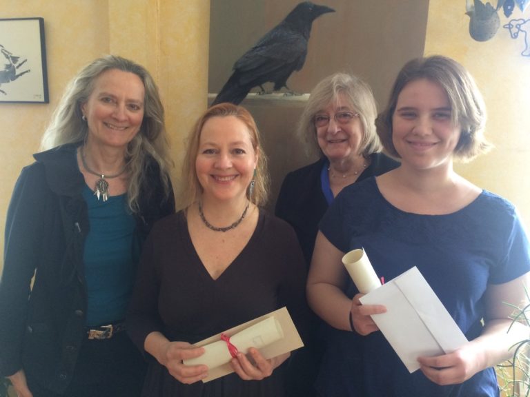 Deux générations récompensées par la FLL Claire Varin, présidente de la FLL, Nancy R. Lange, premier prix, Aimée Dandois-Paradis, membre du jury, et Cloé Longpré, deuxième prix.