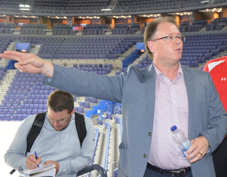 Claude Robert, directeur de l'exploitation de l'amphithéâtre de la Place Bell, croit que la proximité de la surface de jeu plaira aux amateurs de hockey.