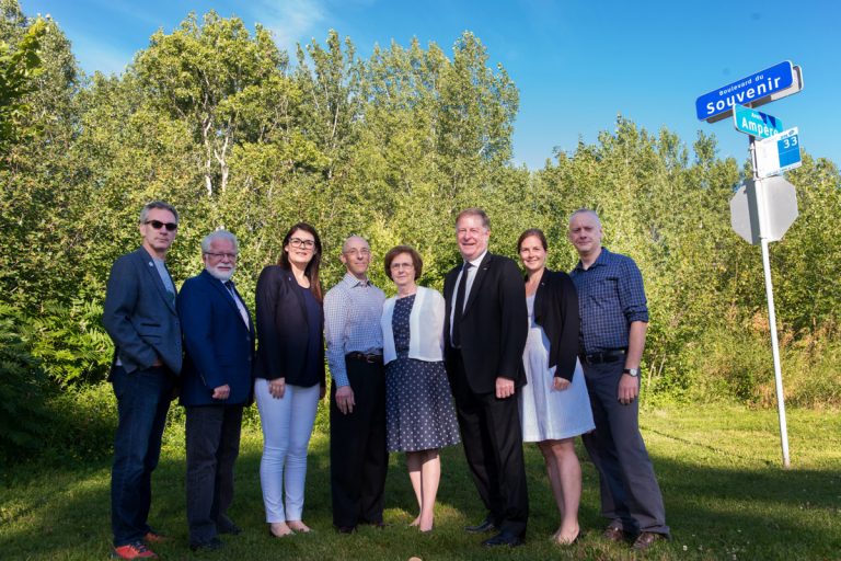 Le bois du Souvenir protégé et conservé De gauche à droite, Luc Leblanc (Corporation pour la mise en valeur du Bois de l’Équerre), Dr François Reeves (cardiologue d'intervention et professeur agrégé de médecine à l'Université de Montréal), Sandra Desmeules (membre du comité exécutif), Daniel Desroches (Les Amis du Boisé du Souvenir), Claire Roger (Comité de protection de l’environnement de St-François) le maire Marc Demers, Virginie Dufour (responsable des dossiers d’environnement au comité exécutif) et Alain Paquette (Association pour la Conservation du Bois Papineau).