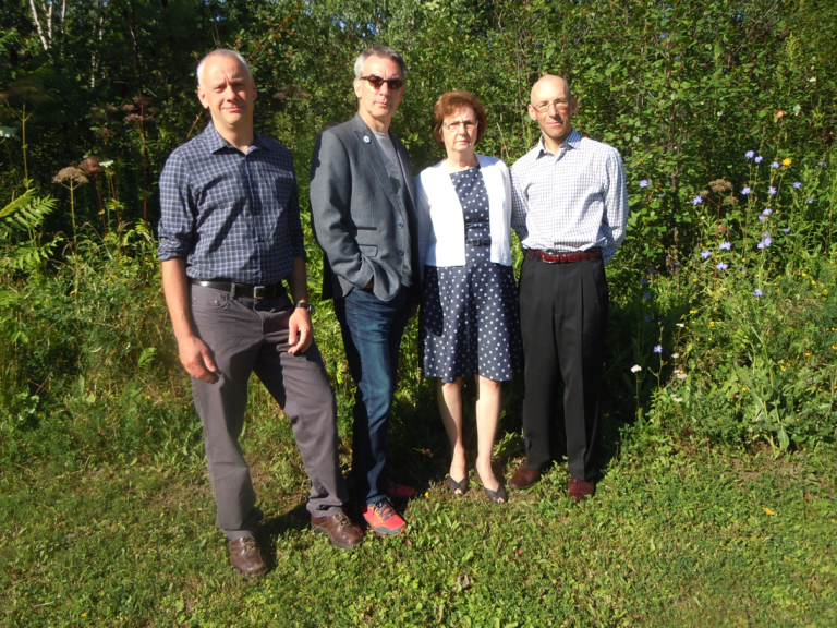 Le Sentier du Totem sauvé; le bois de l’Équerre agrandi Dans l'ordre habituel, on reconnaît Alain Paquette, PhD et vice-président de l'Association pour la Conservation du Bois Papineau, Luc Leblanc, président de la Corporation pour la mise en valeur du Bois de l’Équerre, Claire Roger, représentante du Comité pour la protection de l’environnement de St-François, et Daniel Desroches, PhD et porte-parole des Amis du Boisé du Souvenir.