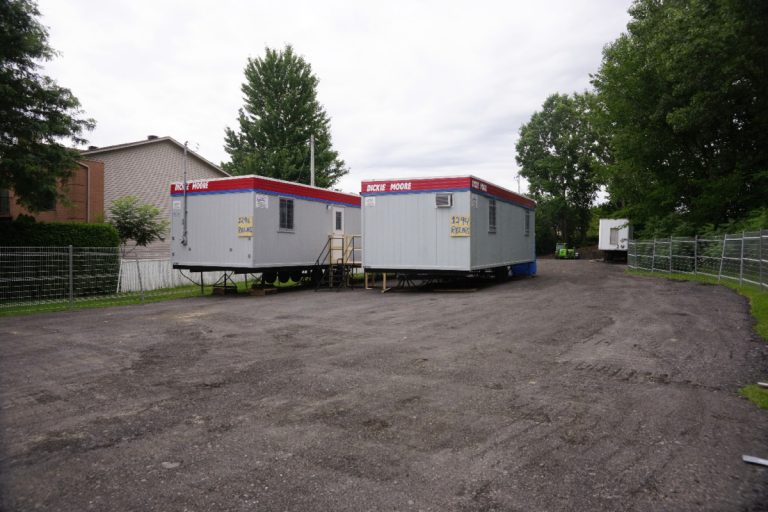 Parc Jolibourg: la Ville s’explique Des citoyens de la rue Du Relais, qui veulent retrouver la vue et leur accès direct au parc Jolibourg par le boisé, réclament la relocalisation des roulottes de chantier et la remise en état de l'espace gazonné, aujourd'hui remplacé par un revêtement routier.