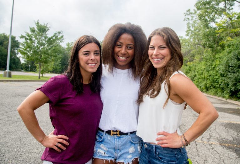 Meaghan Benfeito, Jennifer Abel et Roseline Filion posent devant le futur emplacement du Complexe aquatique de Laval.