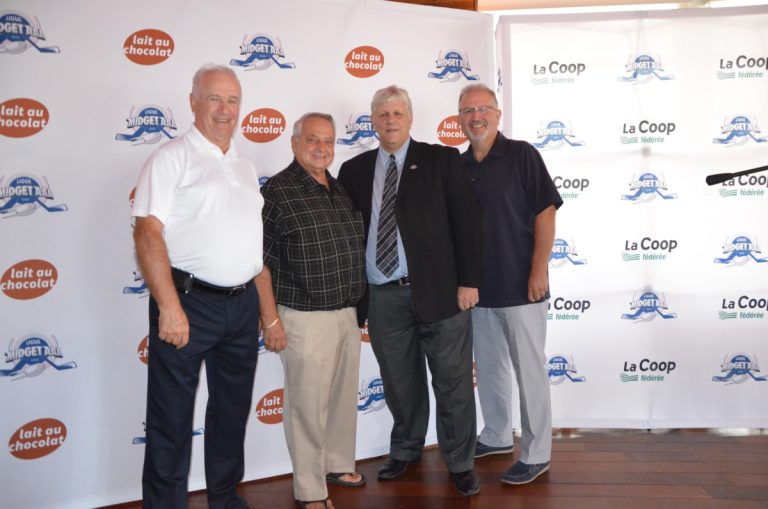 «Nous voulons diminuer les pénalités et développer les joueurs» Jacques Cloutier, Jean-Pierre Trudeau et Bob Plante jr du Rousseau-Royal posent en compagnie du président de la Ligue midget AAA, Denis Baillairgé.