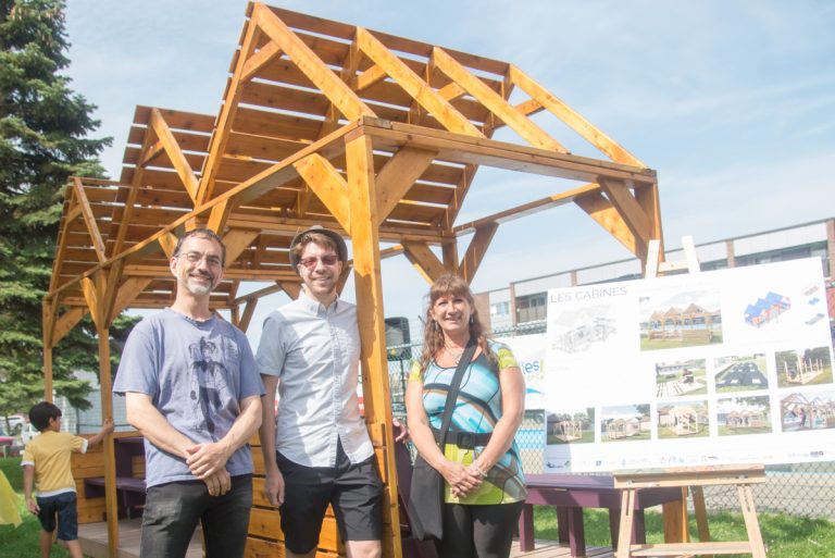 Un projet citoyen voit le jour à Place St-Martin Alain Gagné, Alexandre Horton et Lynn Lauzon ont travaillé sur le projet d'embellissement de la Place St-Martin.