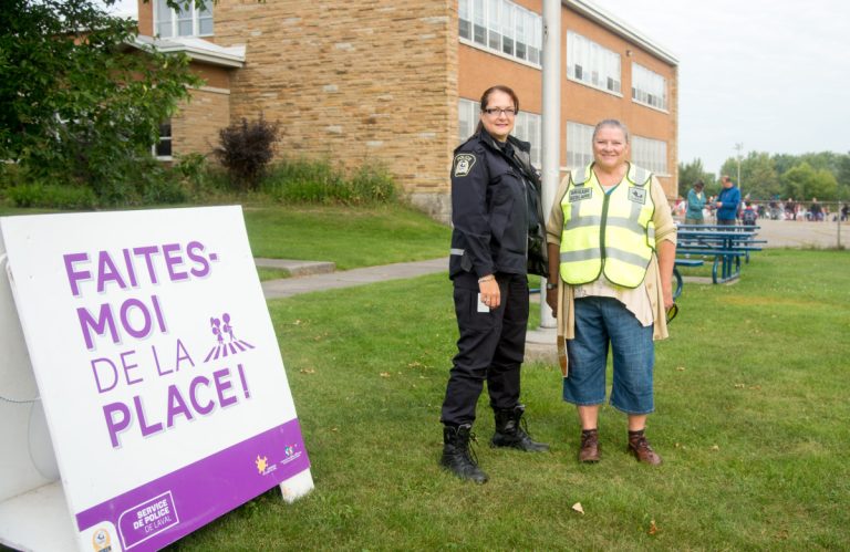 Le syndrome de la porte existe à Laval L'agente Evelyne Boudreau pose en compagnie de la brigadière de l'école Jean-XXIII. Elles voient à la sécurité des enfants près des zones scolaires.