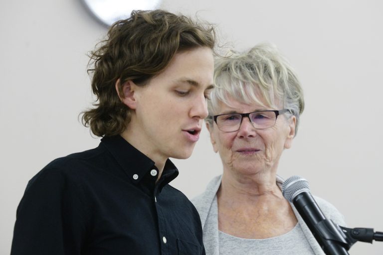 Béatrice Picard et André-Luc Tessier en pleine action lors de la présentation de Maintenant je sais quelque chose que tu ne sais pas, qui aborde la rencontre de deux générations.