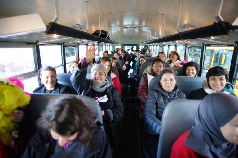 Les éducatrices sont en route pour la manifestation.