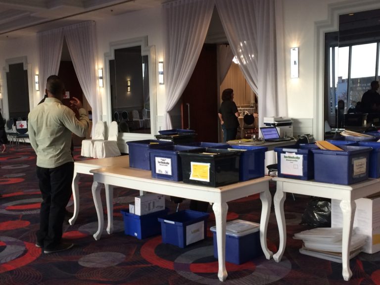 Près de 500 personnes aux rencontres post-inondations Si 488 personnes sinistrées avaient déjà signalé leur intérêt à se présenter à une journée de rencontre personnalisée, la participation lavalloise a dépassé ce nombre.