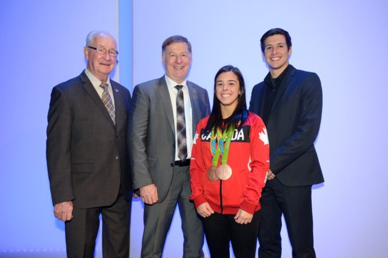 Plus de 220 remises au Mérite sportif lavallois Marc Demers, Pierre Gervais et Stéphane Boyer ont remis la médaille d'or du Mérite sportif à Meaghan Benfeito. L'invitée d'honneur a également décerné des médailles.