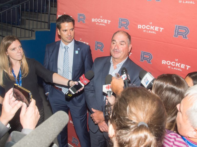 Vincent Lucier et Larry Carrière, directeur général du Rocket, ont raison de se réjouir des nouvelles installations de la Place Bell.