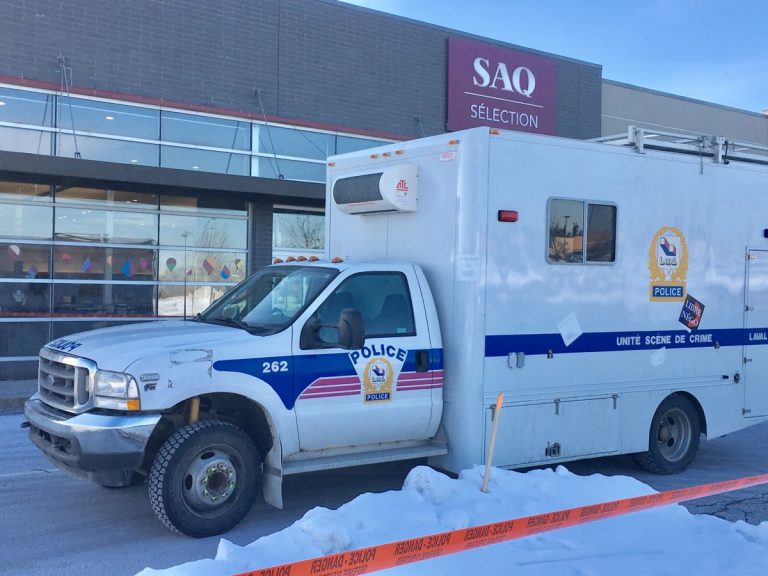 L'identité judiciaire était sur place afin de trouver des indices pouvant mener aux malfaiteurs.