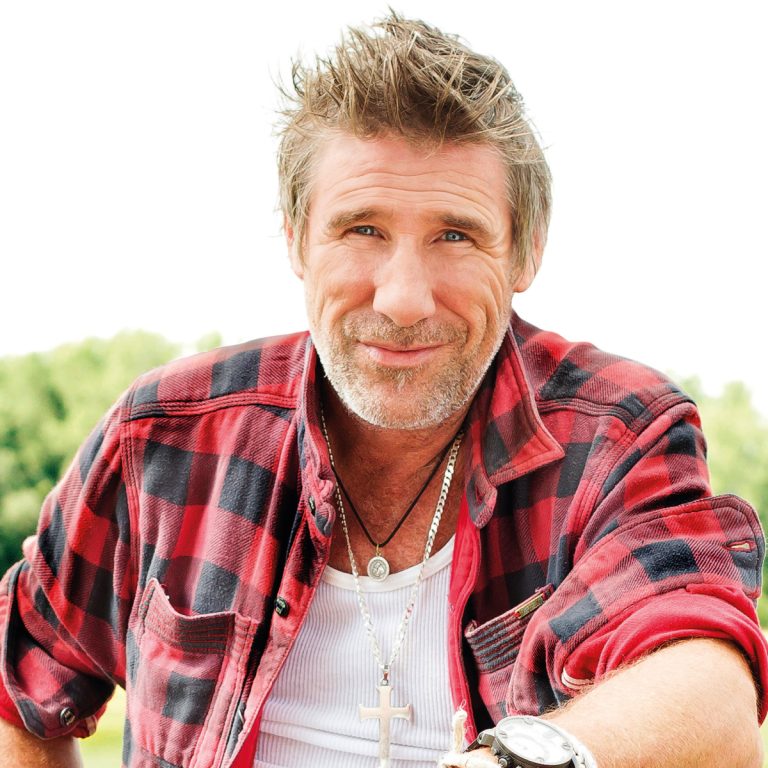 Pour Peter Macloed, la tournée demeure le côté structuré de sa vie, où il aime assumer son précieux mandat social: faire oublier le quotidien aux gens venant le voir et écouter sur scène.