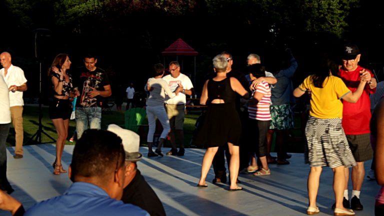 Apprendre et danser salsa et bachata en plein air Environ 80 personnes se donnent rendez-vous chaque vendredi soir pour danser dehors au parc des Prairies, dans Laval-des-Rapides.