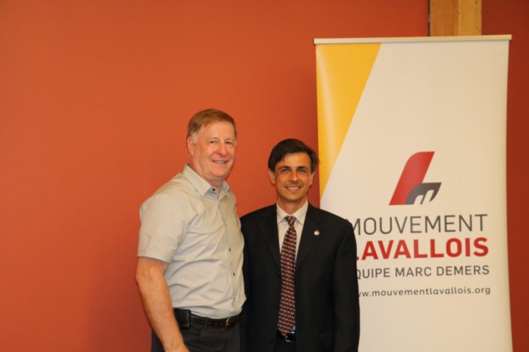Le ML trouve un successeur à Raynald Adams Le maire Marc Demers et chef du Mouvement lavallois en présence du nouveau candidat du parti dans Renaud, Aram Elagoz.