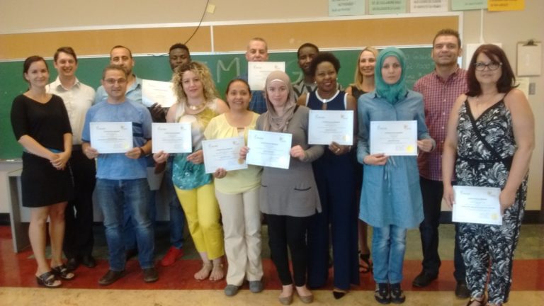 Nouveaux diplômés du programme CFMS pour immigrants Julien Brault, responsable du programme, a remis une attestation à 12 personnes. Il pose en compagnie de Geneviève Lecours, directrice adjointe du Centre L’Impulsion, Myriam Fraser, enseignante, ainsi que Sayouba Savadogo et Polizois Limperis, intervenants.