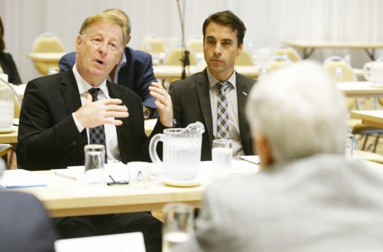 Laval réclame encore et toujours le statut de ville mandataire Le maire Marc Demers et le président de la Commission municipale sur le logement social, Nicholas Borne, réclament de Québec non seulement une plus grande autonomie, mais aussi une plus grande flexibilité des programmes en matière d'habitation.