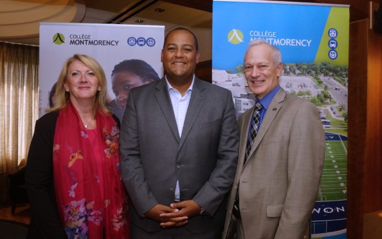 France Lamarche, directrice des études du Collège Montmorency et Hervé Pilon, directeur général du Collège, entourent le député de Laval-des-Rapides, Saul Polo.