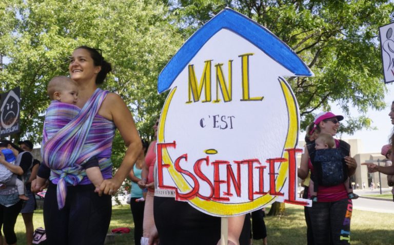 Manifestation pour la survie de Mieux-Naître à Laval Mieux-Naître à Laval poursuit sa bataille pour obtenir du financement auprès du ministère de la Santé. Mercredi, cette lutte a pris la forme d'une manifestation devant l'Hôpital de la Cité-de-la-Santé.