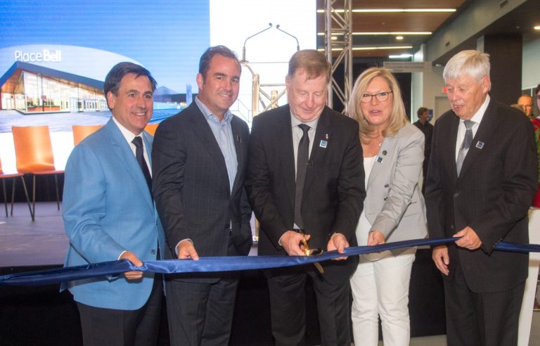 Pierre Rodrigue, de Bell, Geoff Molson, des Canadiens de Montréal, le maire Marc Demers, la députée Francine Charbonneau et le président de la Cité de la Culture, Marcel Alexander.