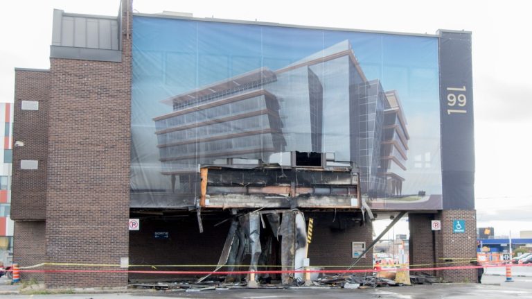 L'immeuble commercial serait en rénovation depuis trois ans, mais les travaux sont arrêtés depuis plusieurs mois.