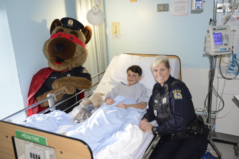 Flair et l’agente communautaire Michelle Bergeron félicitent le courage du jeune Charles St-Pierre.