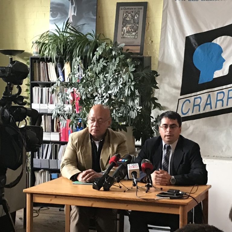 Pratique «jugée raciste» dénoncée à l’Office municipal d’habitation de Laval Le plaignant, Walter Romeo Rivera Tamacas, ex-gestionnaire de l'OMHL au micro, en compagnie de Fo Niemi, directeur général du Centre de recherche-action sur les relations raciales.